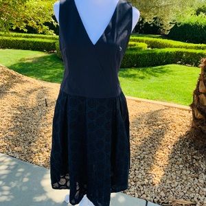 Akris Punto V-neck knee length dress.